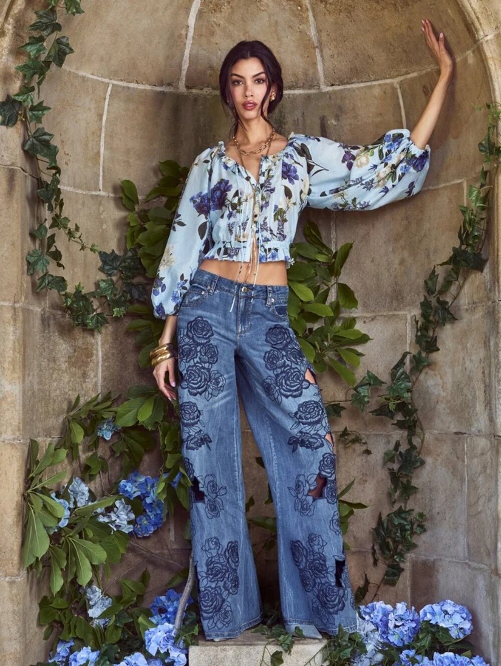 Alice + Olivia SIDNEY LASER-CUT JEAN - Picture 7 of 16